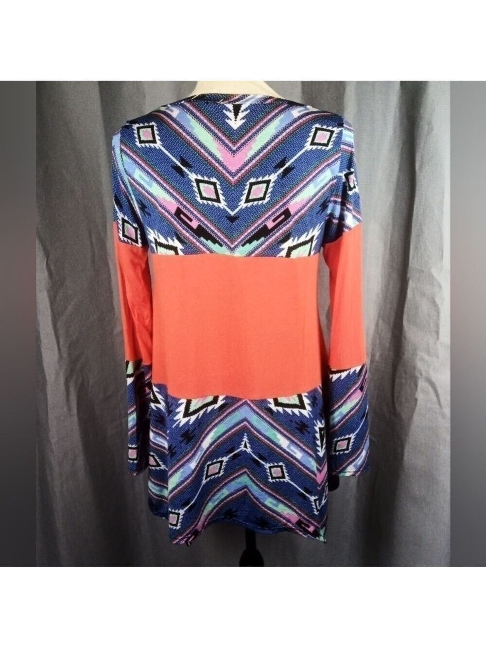 Pretty geometric long sleeve top, size XL - Picture 3 of 3